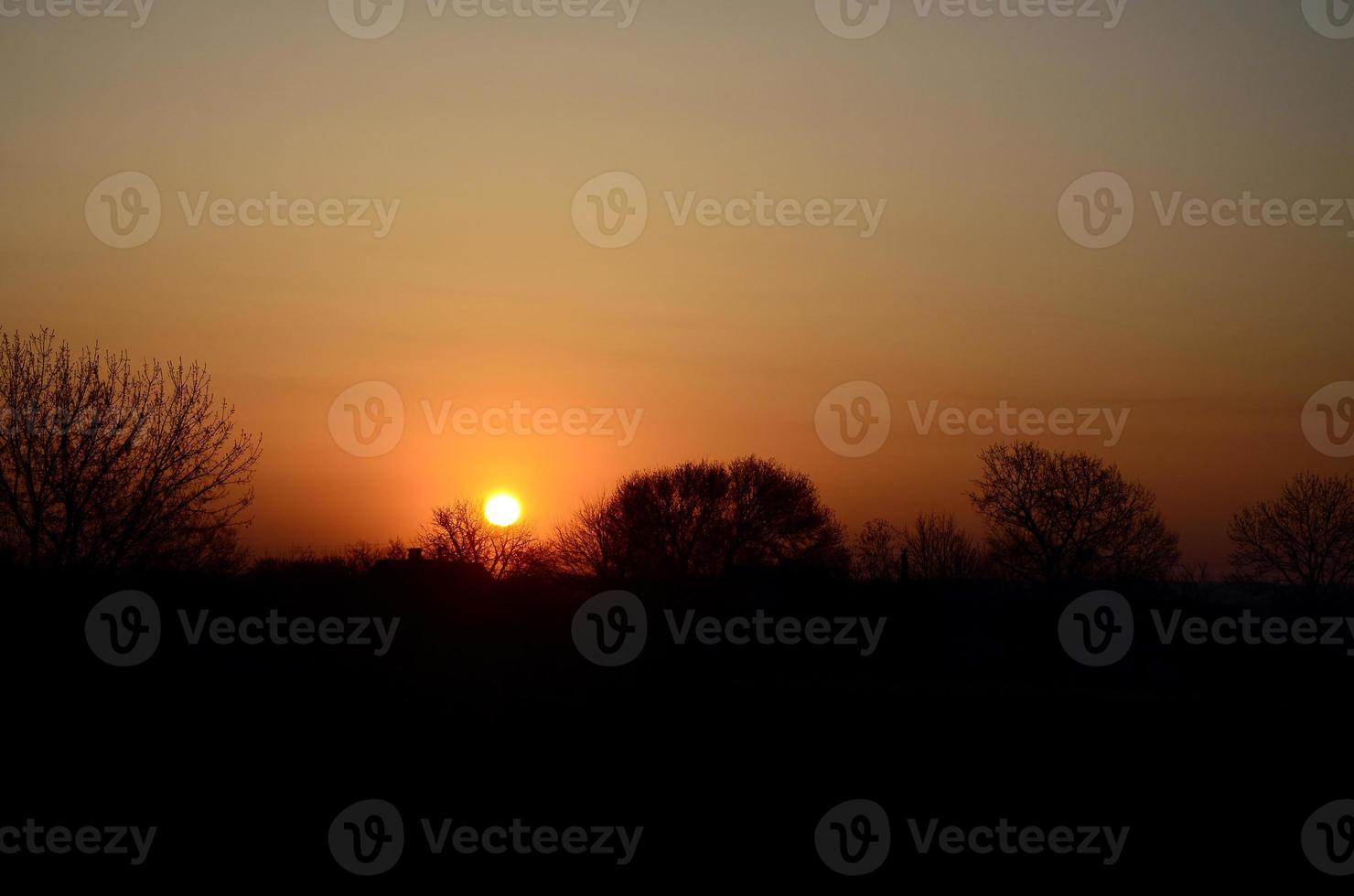 dageraad in de dorp. zonsopkomst in de buitenwijk landschap foto