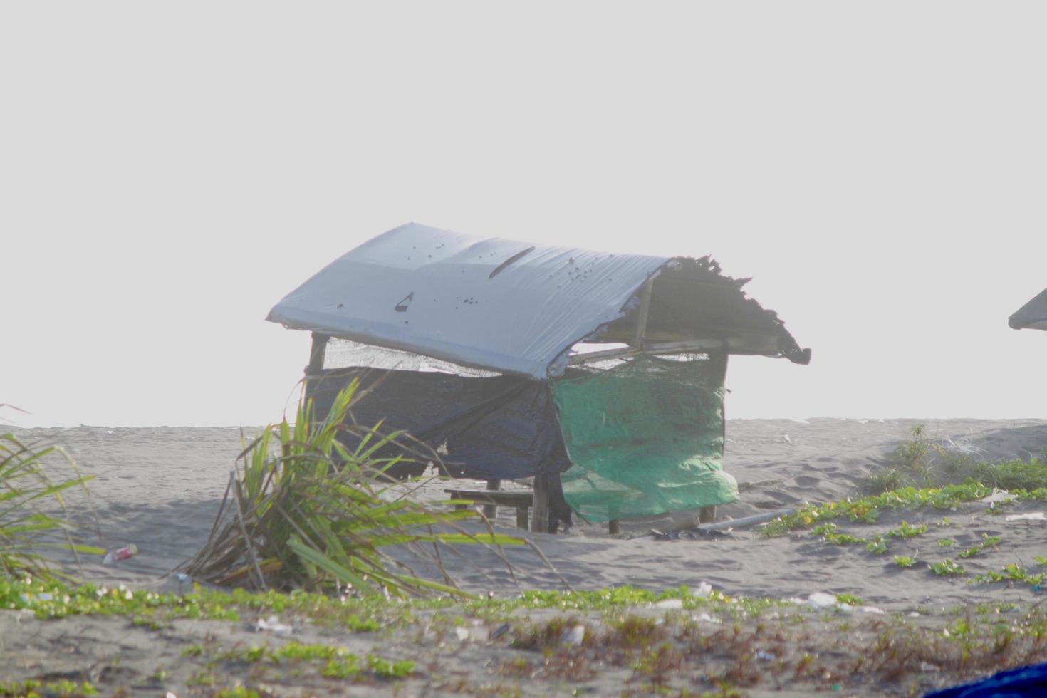 foto van een hut voor onderdak mensen Aan de strand in de dag