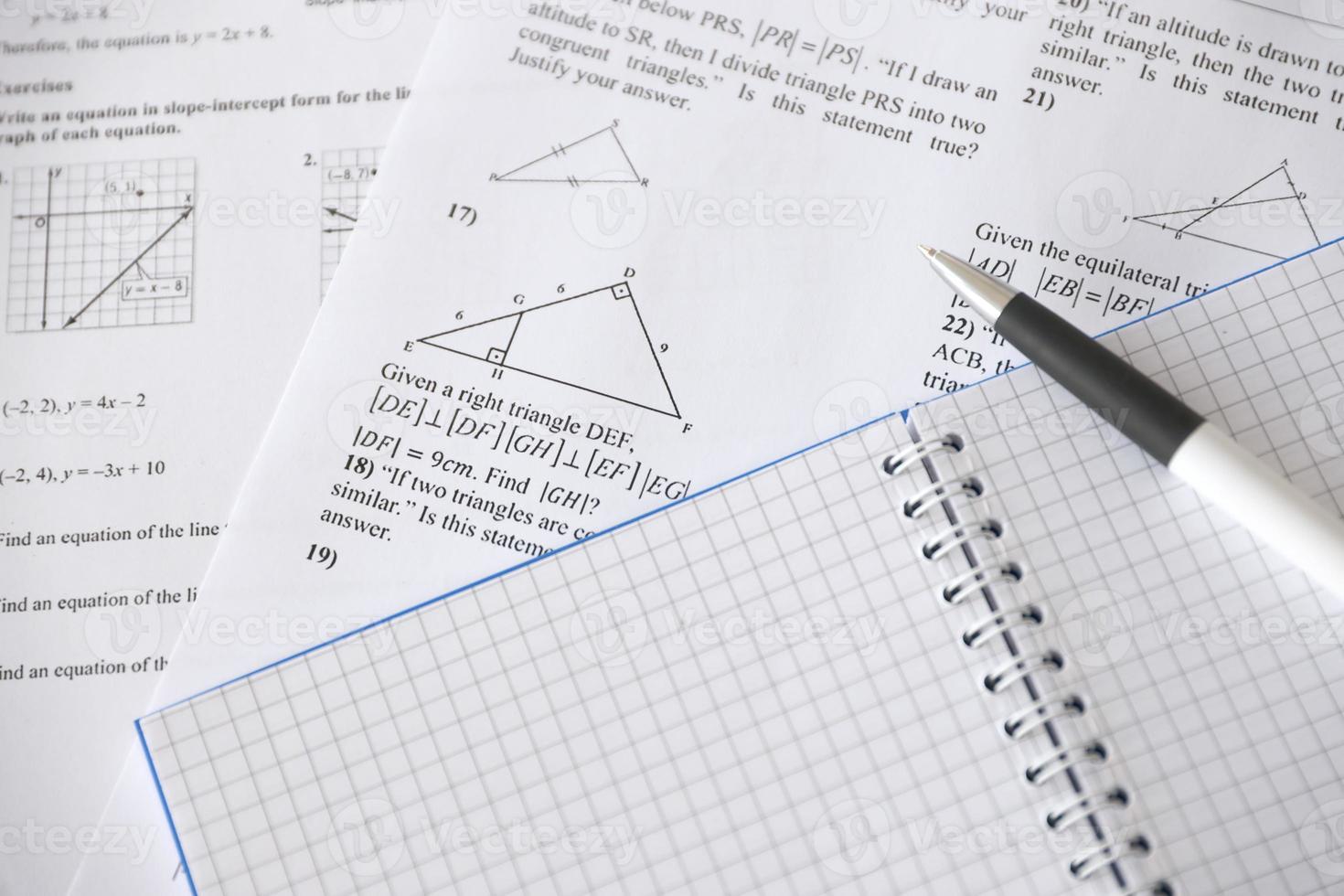 handschrift van meetkundig taken Aan inspectie, oefening, quiz of test in geometrie klas. oplossen exponentieel vergelijkingen concept. foto