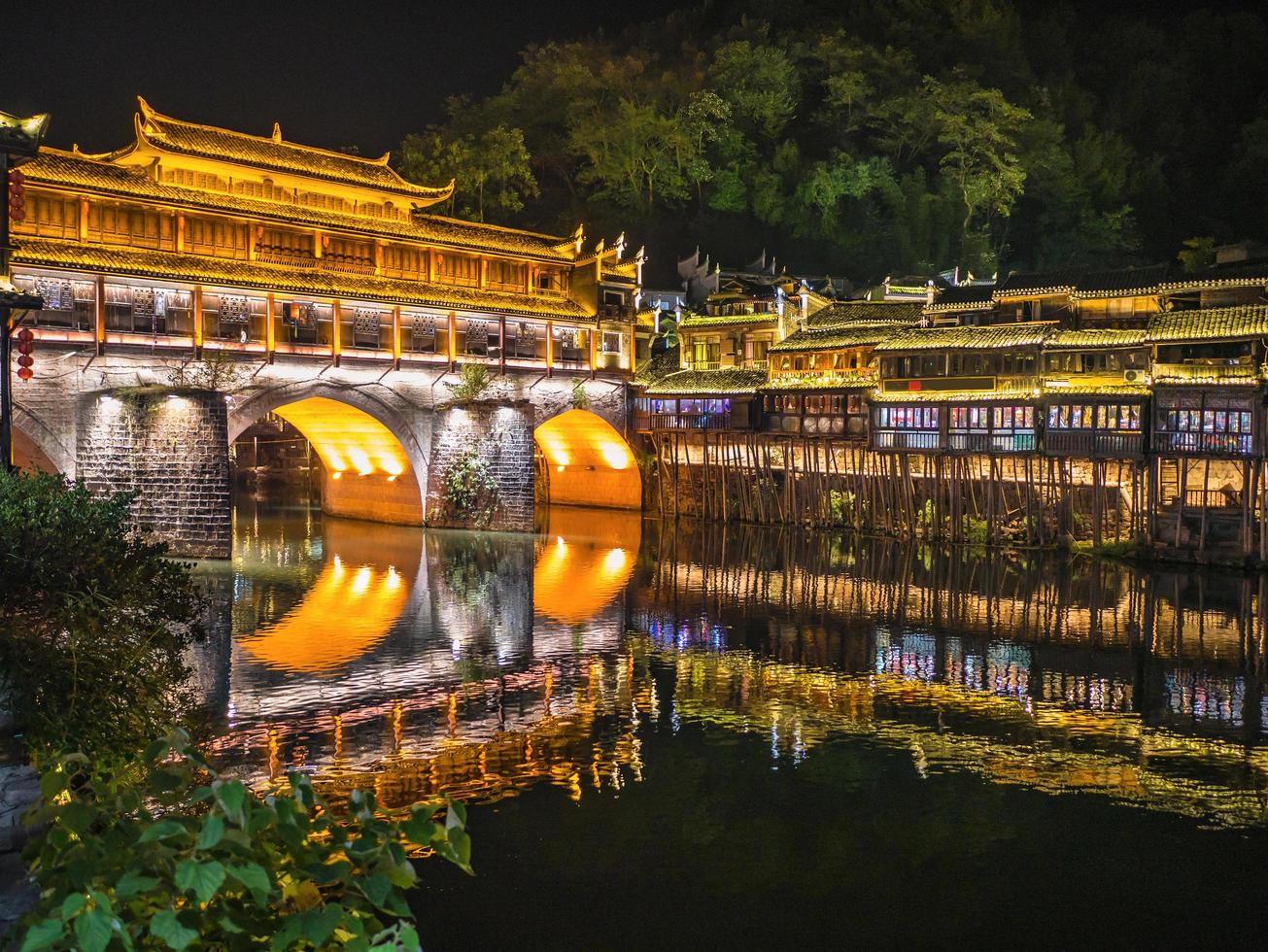 landschap visie in de nacht van fenghuang oud stad- .Feniks oude stad- of fenghuang provincie is een provincie van hunan provincie, China foto