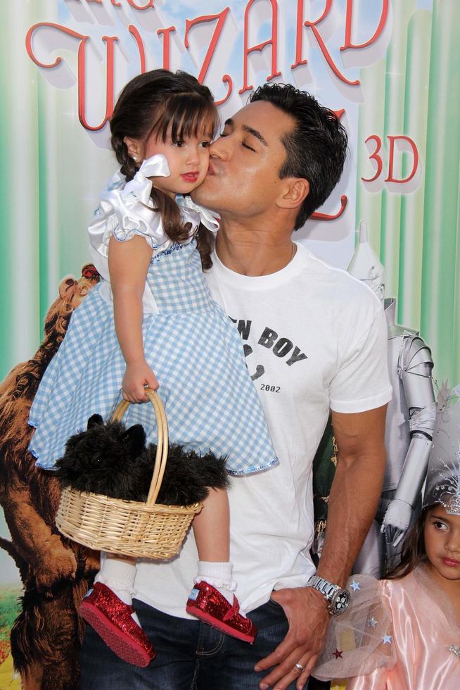 los angeles, 15 sep - mario lopez bij de the wizard of oz 3d wereldpremière screening bij tcl chinese imax theate op 15 september 2013 in los angeles, ca foto