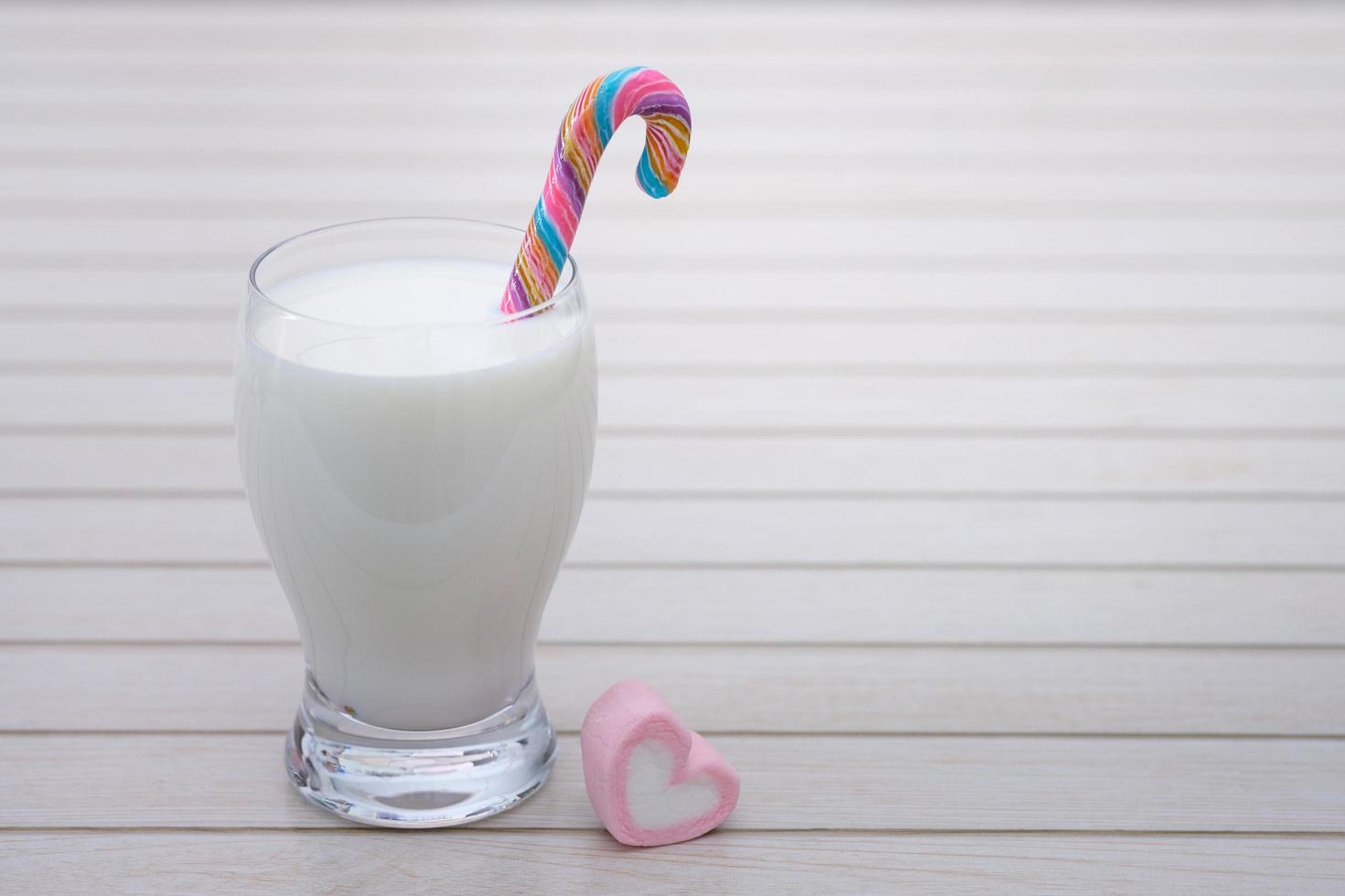 glas milkshake met riet van het suikergoed foto