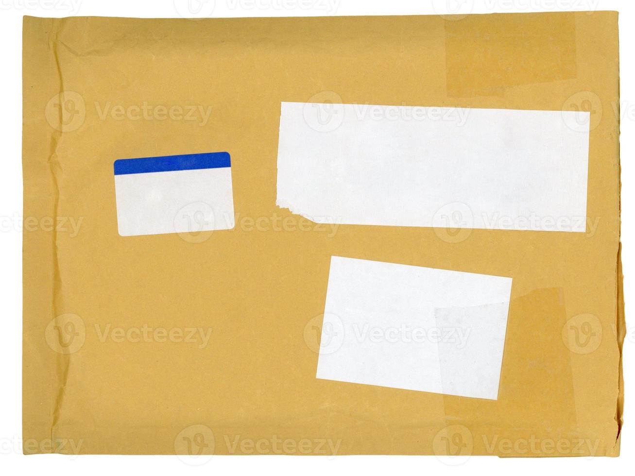 geel mail brief envelop met blanco etiketten geïsoleerd over- zier foto