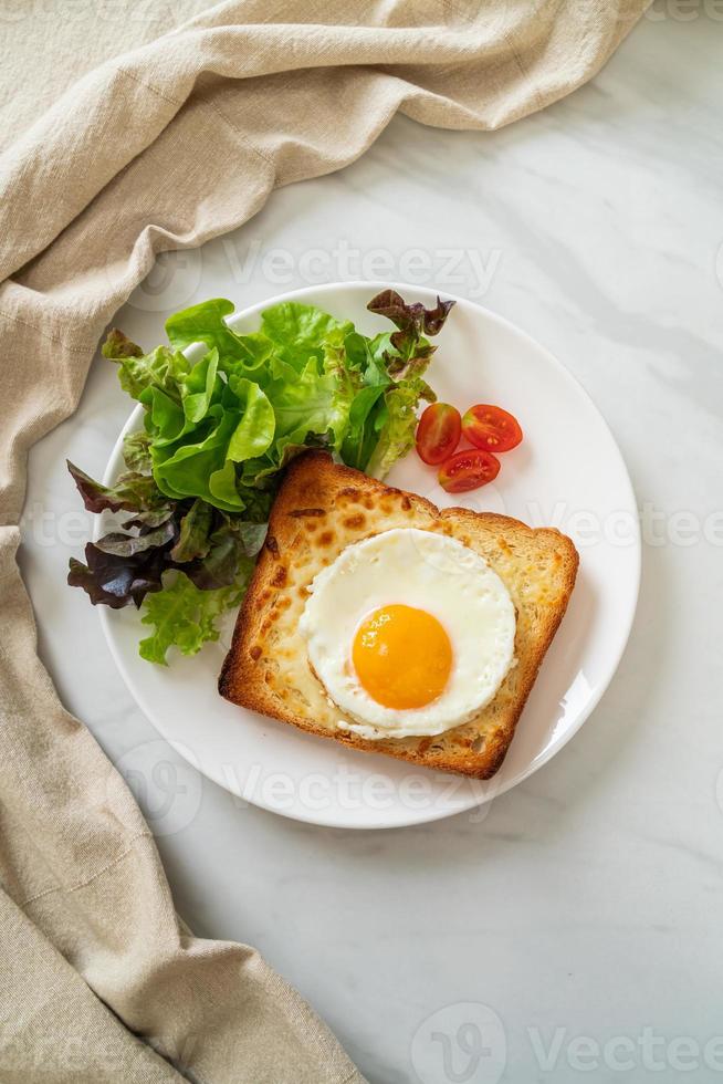 brood geroosterd met kaas en gebakken ei foto