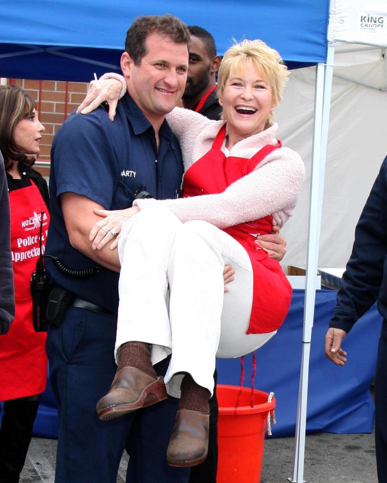 los engelen, nov 18 - dee wallace met de brandweerlieden en Politie arriveert Bij de 2010 Hollywood kamer van handel brand afd en Politie waardering lunch Bij wilcox Politie station Aan november 18, 2010 in los engelen, ca foto