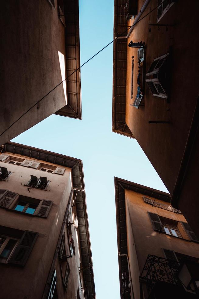 blauwe lucht gezien tussen flatgebouwen foto