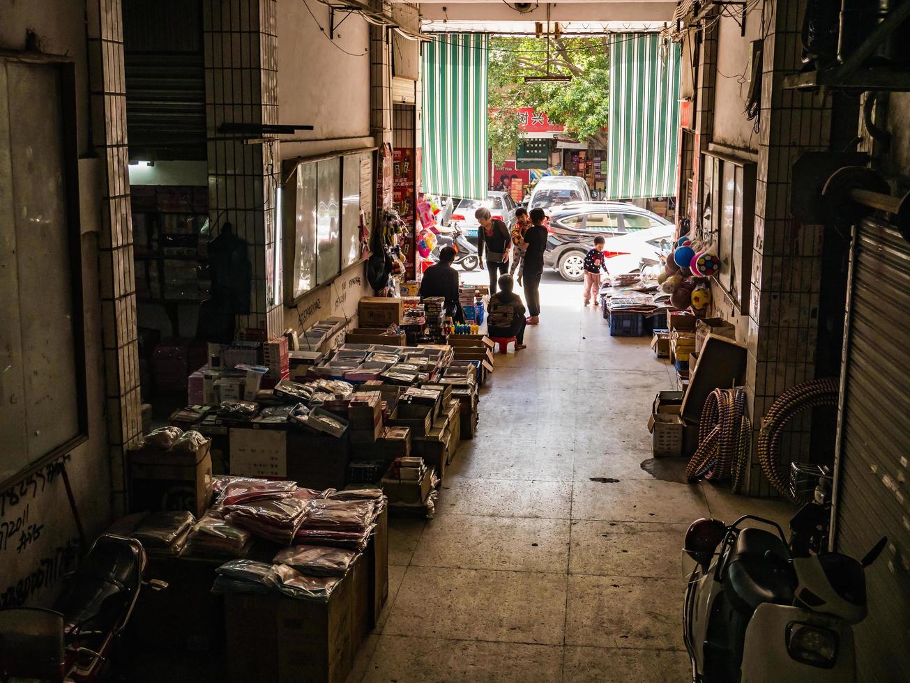 shantou.china-31 maart 2018.onbekend Chinese mensen in downtown markt plaats in shantou stad china.shantou stad van teochew mensen in guangdong provincie China foto