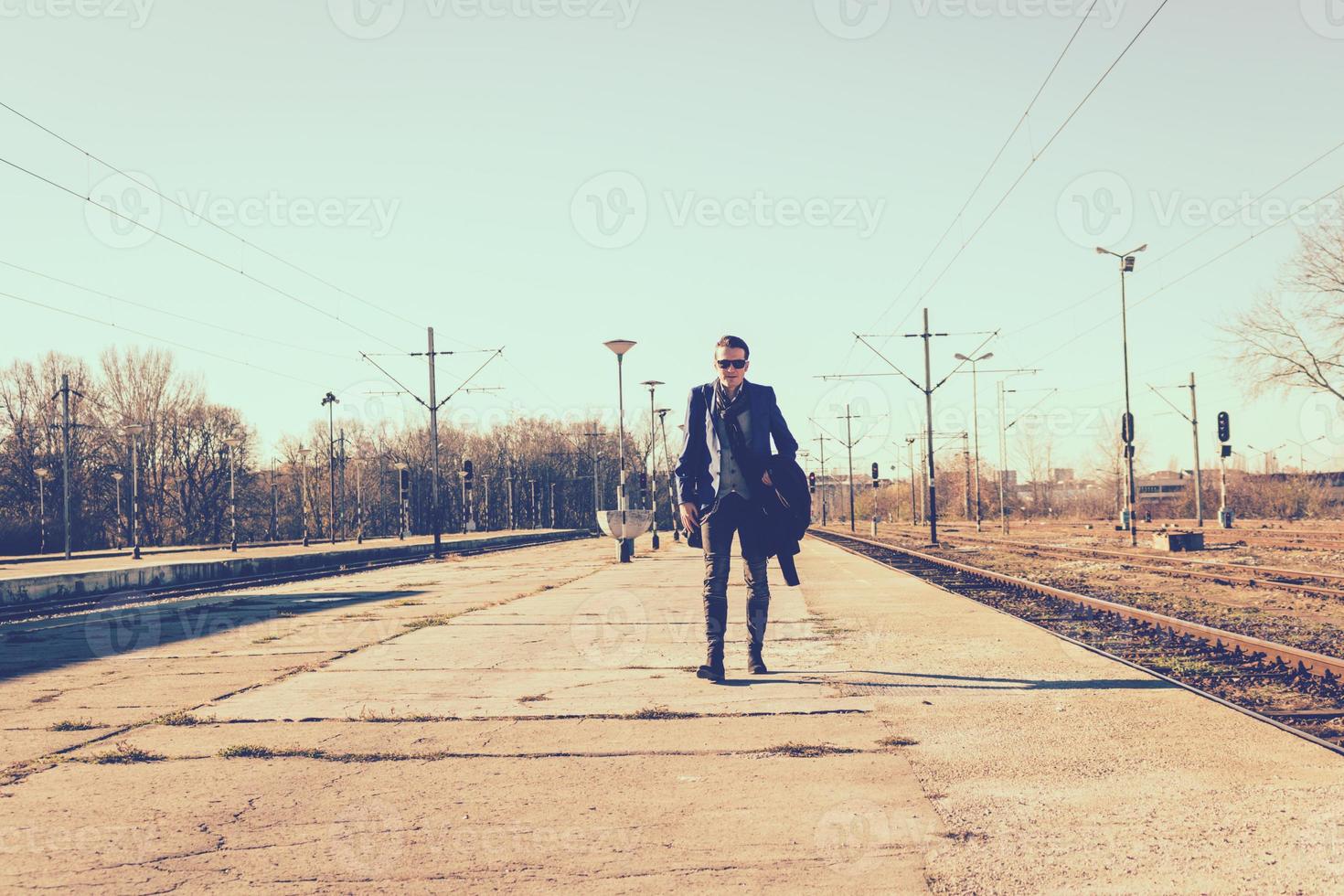 zakenman wandelen Aan trein station platform. foto