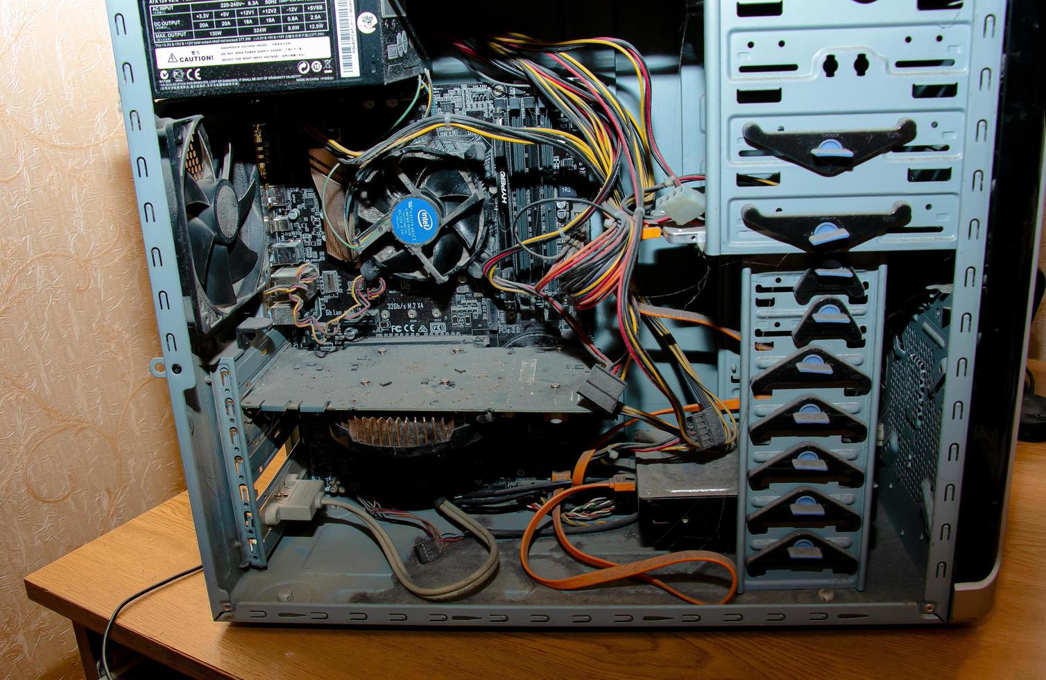 een dik laag van stof covers de intern elektronisch componenten van de oud computer, dik stof Aan de elektronisch componenten het is vervelend, dichtbij omhoog. foto