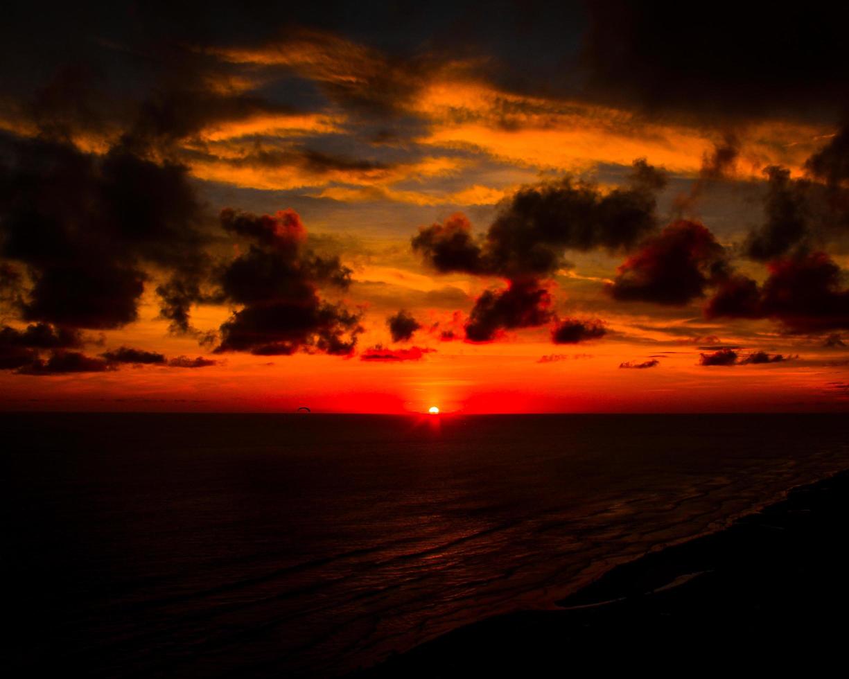 zonsondergang boven de horizon foto