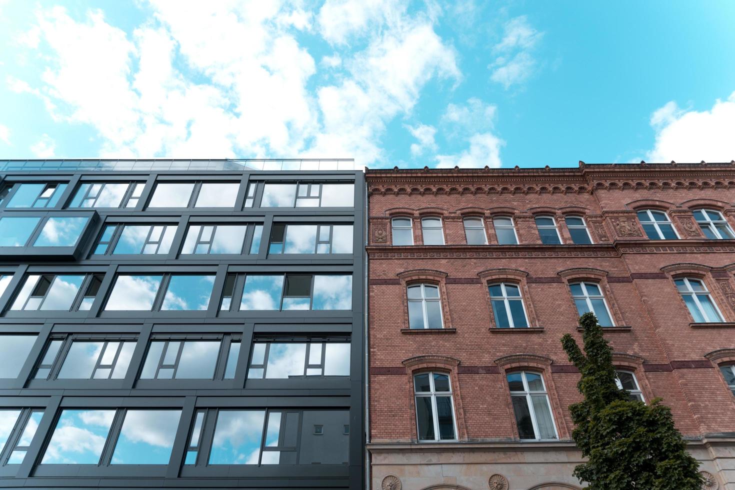 lage hoekfoto van twee aangrenzende appartementsgebouwen foto