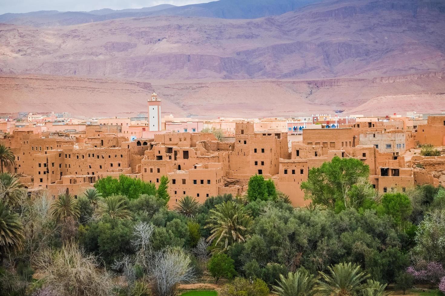 landschapsmening van tinghir stad in de oase, marokko foto