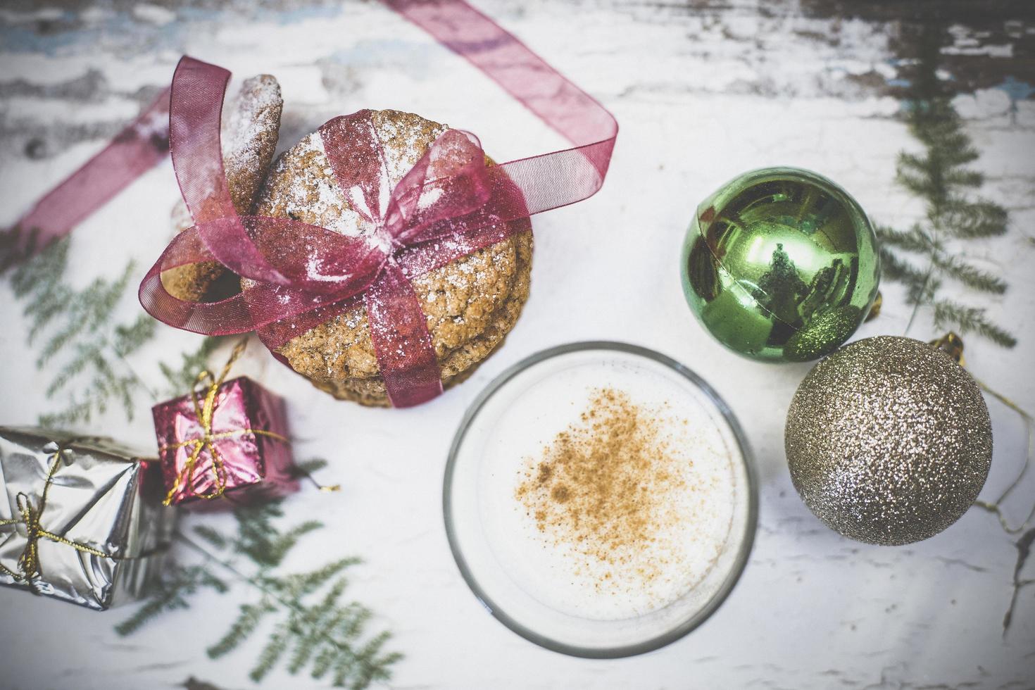 kerst ornamenten en koekjes foto