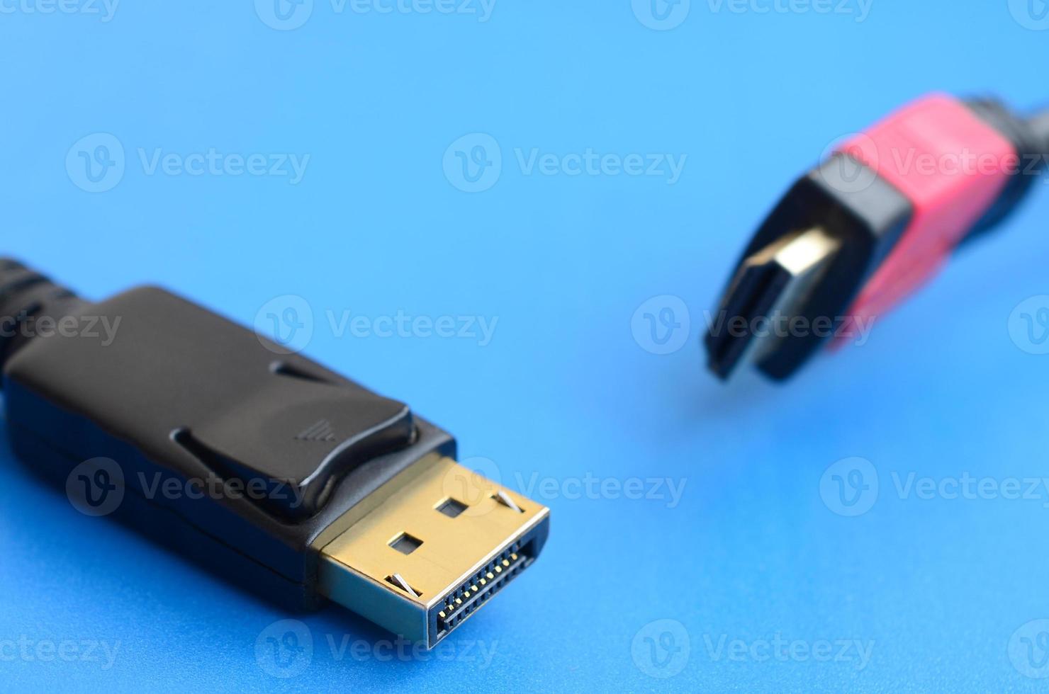 audio video hdmi computer kabel plug en 20-pins mannetje displayport goud geplateerd connector voor een vlekkeloos verbinding Aan een blauw achtergrond foto