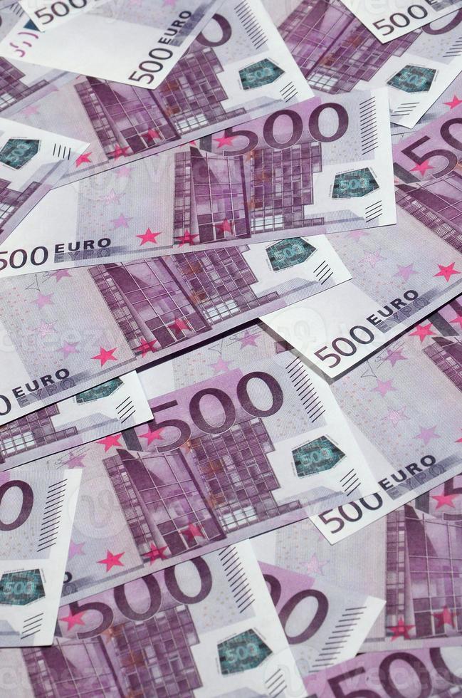 geld achtergrond bestaande van Purper vijf honderd euro rekeningen verspreiding aan de overkant de scherm. symbolisch structuur foto van rijkdom