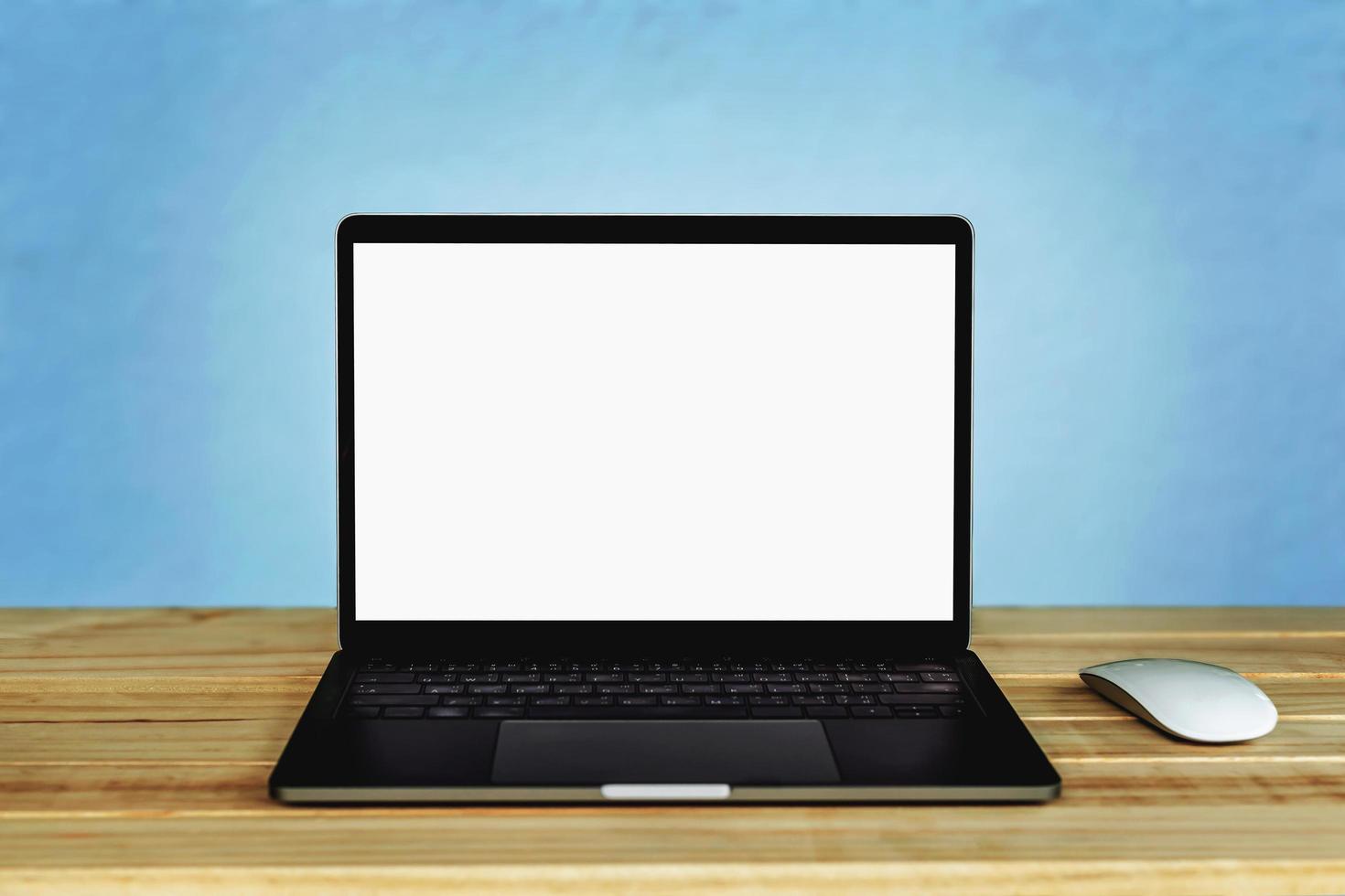 laptopcomputer met leeg wit scherm op tafel foto