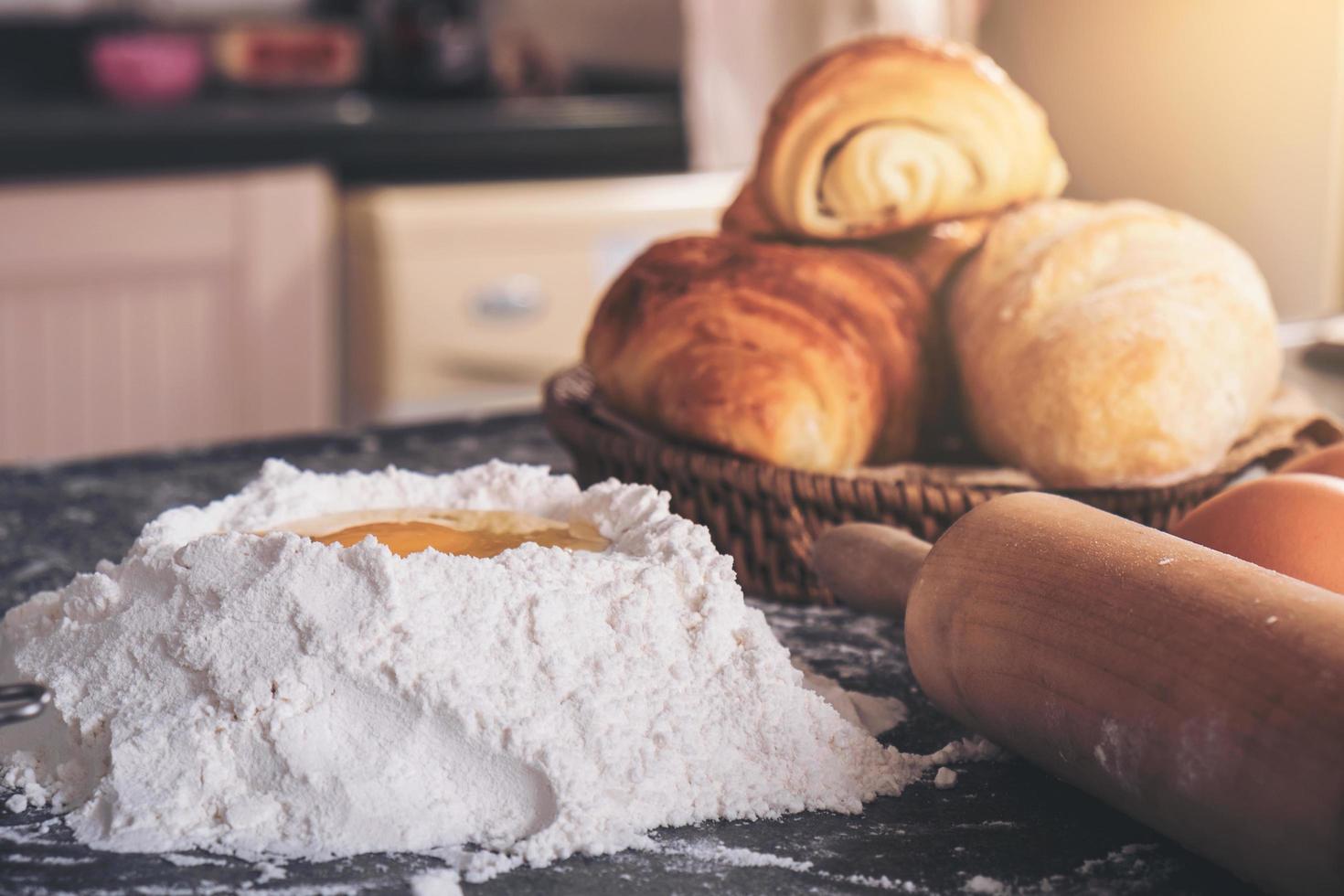 rauw deeg voor brood met ingrediënten foto