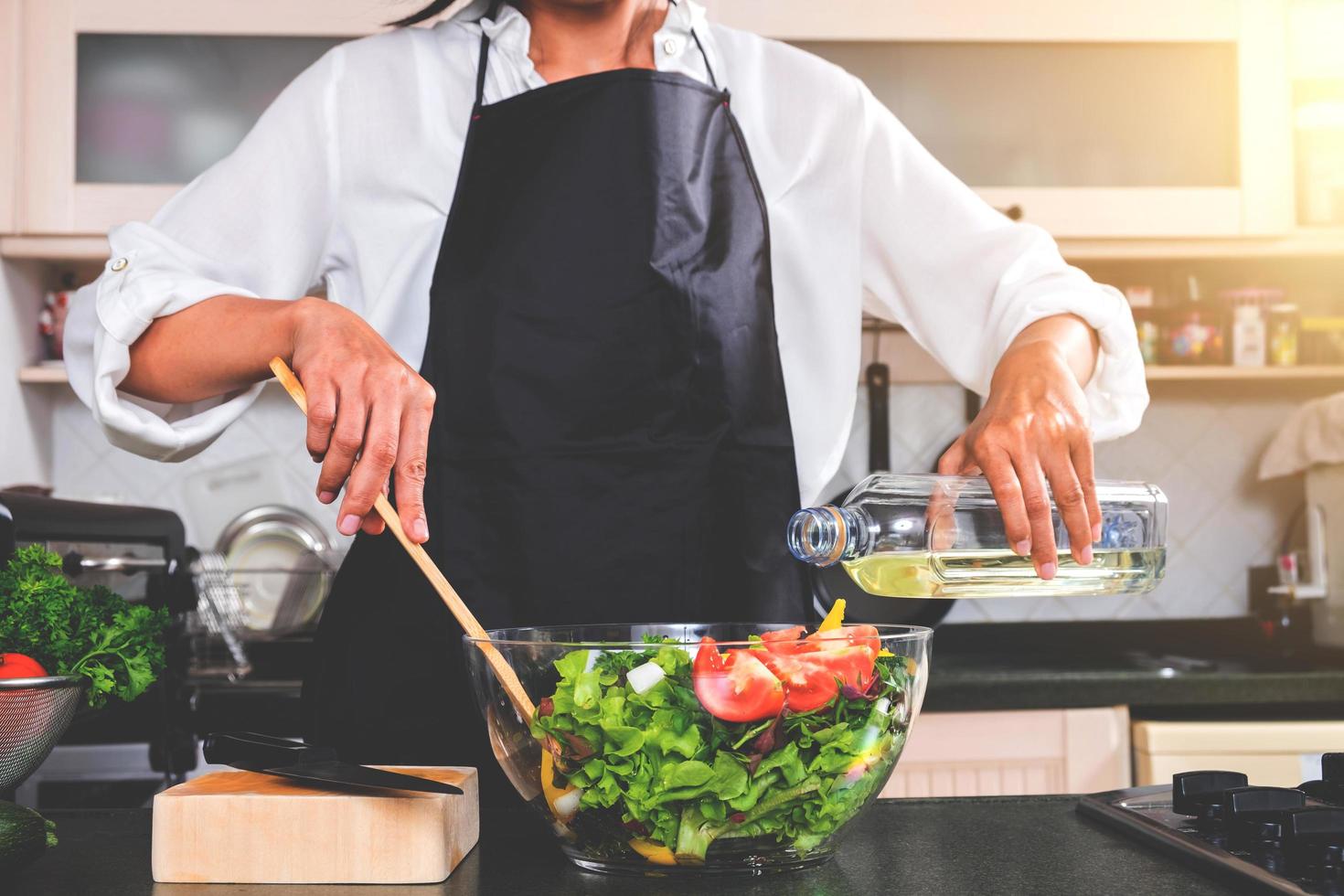 chef maakt een salade foto