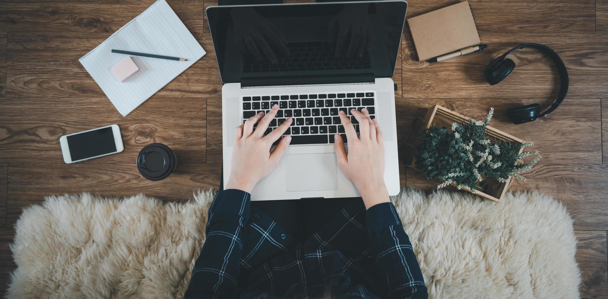 vrouw ontwerper met behulp van laptop in haar huis foto