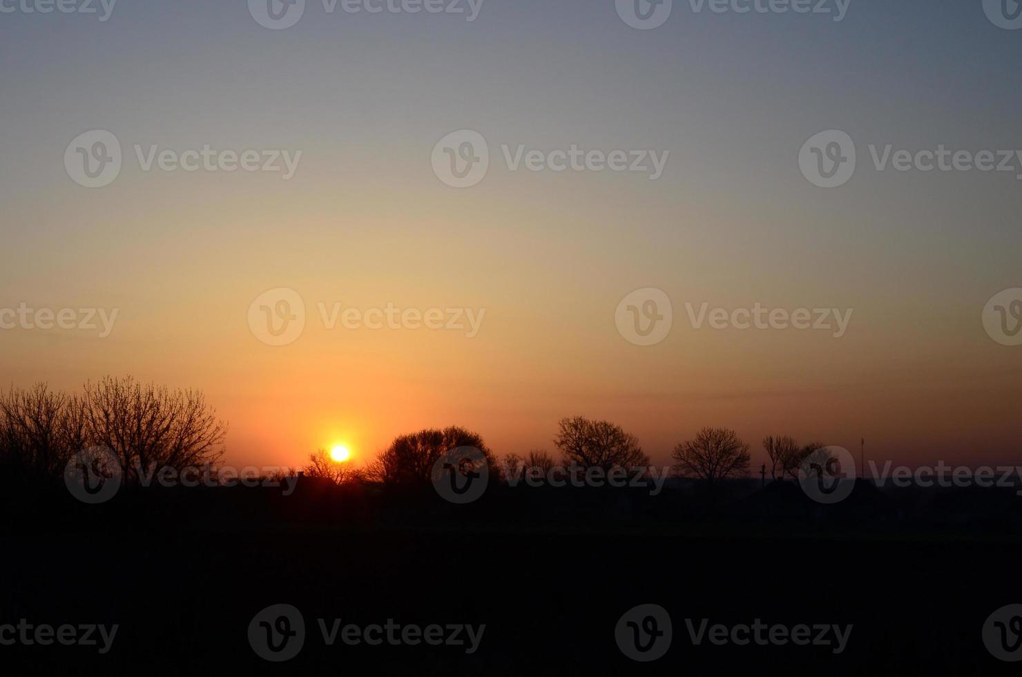 dageraad in de dorp. zonsopkomst in de buitenwijk landschap foto