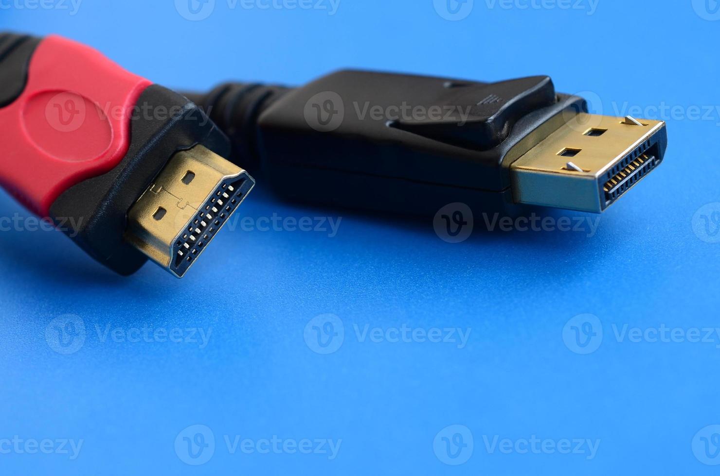 audio video hdmi computer kabel plug en 20-pins mannetje displayport goud geplateerd connector voor een vlekkeloos verbinding Aan een blauw achtergrond foto