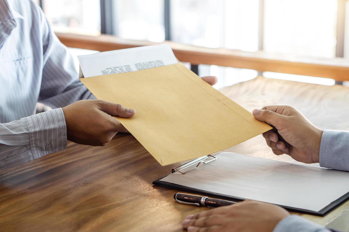 makelaar en klant ondertekening contract foto