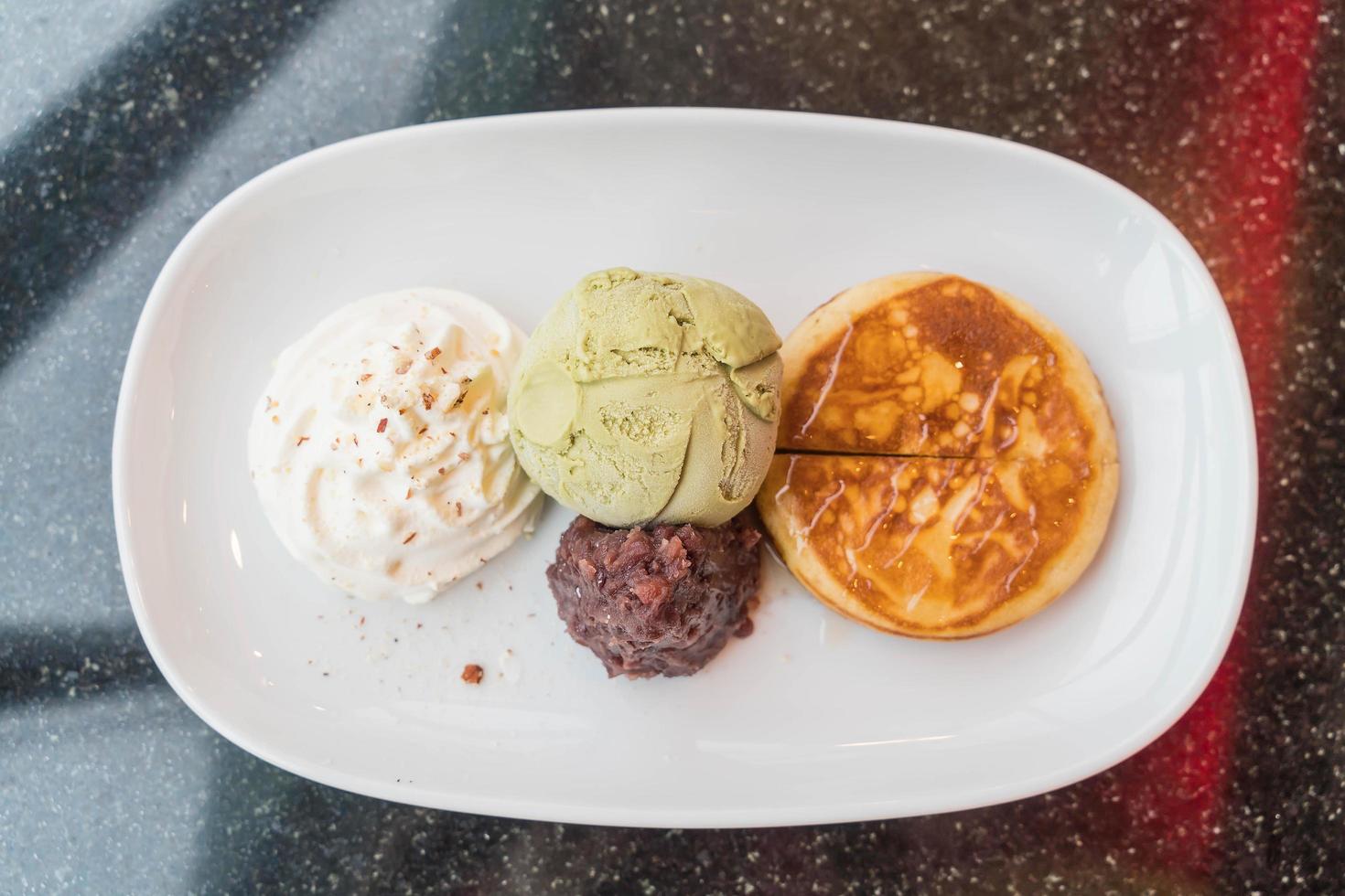 groene thee-ijs met pannenkoek foto