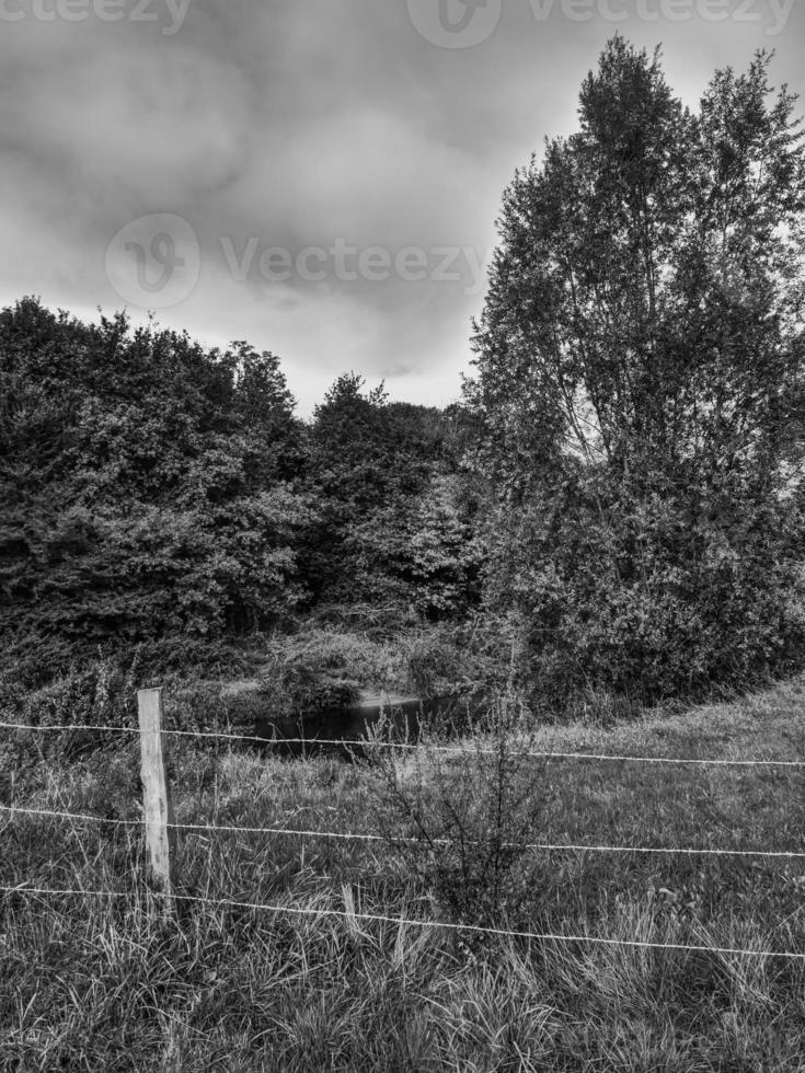 wandelen Bij een rivier- in Westfalen foto