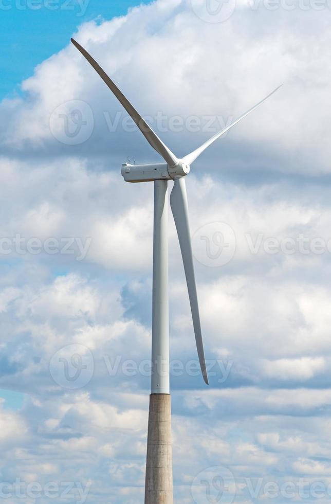 weergave van windturbine over blauwe hemel. foto