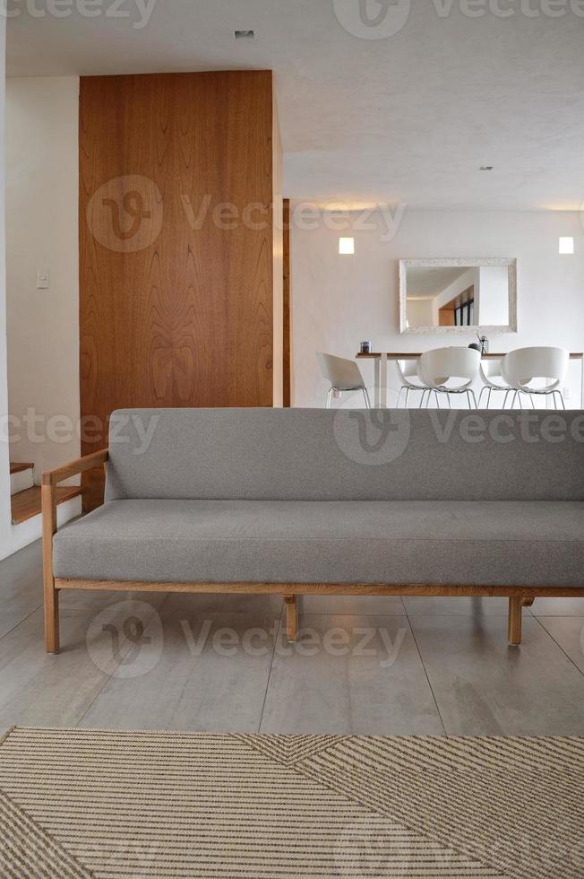 knus Scandinavisch stijl en modern ontwerp Bij huis. solide hout, hardhout en kleding stof stoel foto