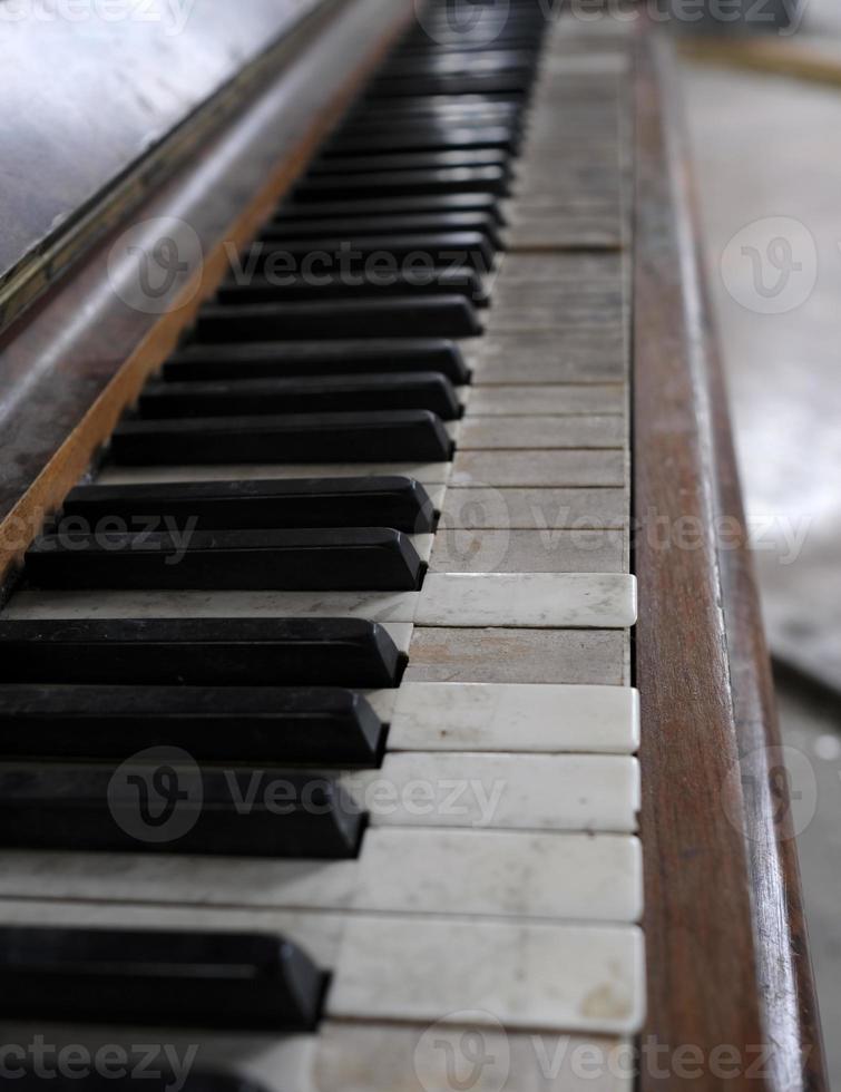 detailopname van een oud piano in een verlaten huis foto