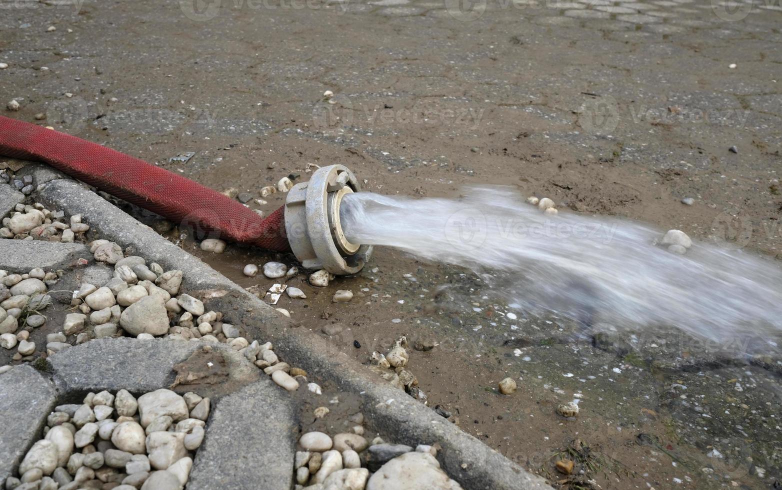 extreem weer - water wezen gemotiveerd uit van een overstroomd kelder in Keulen, duitsland, na zwaar regen valt. foto