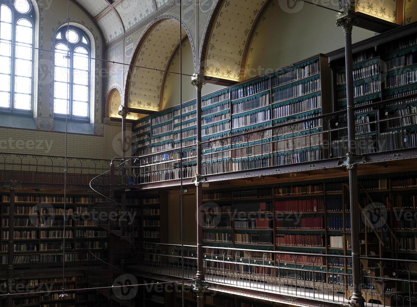 veel boeken in de bibliotheek van rijksmuseum in Amsterdam, Nederland foto