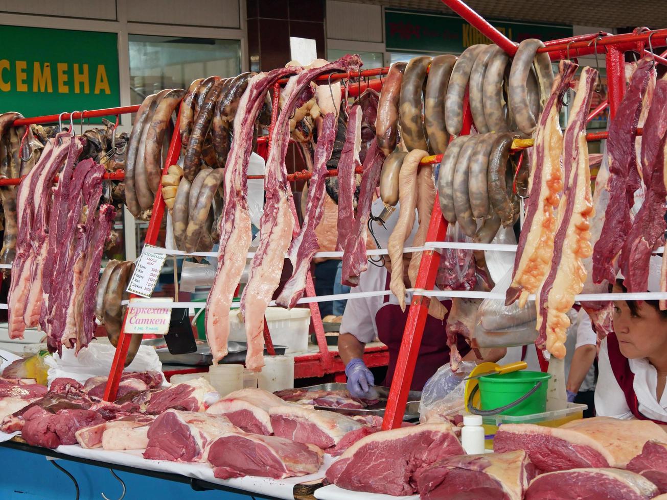 almatië, kazachstan, 2019 - in de vlees sectie van de beroemd groen bazaar in Almaty foto