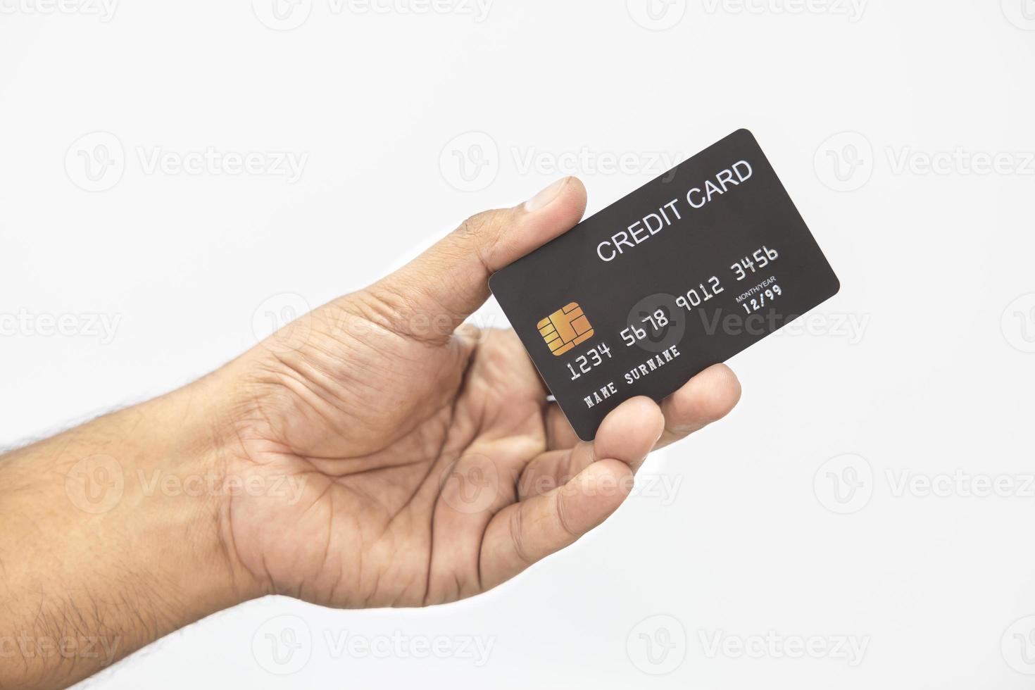 detailopname hand- van Aziatisch Mens Holding zwart credit kaart in zijn hand. geïsoleerd Aan wit achtergrond. concept van financiën, handel, communicatie, sociaal, technologie, bedrijf foto