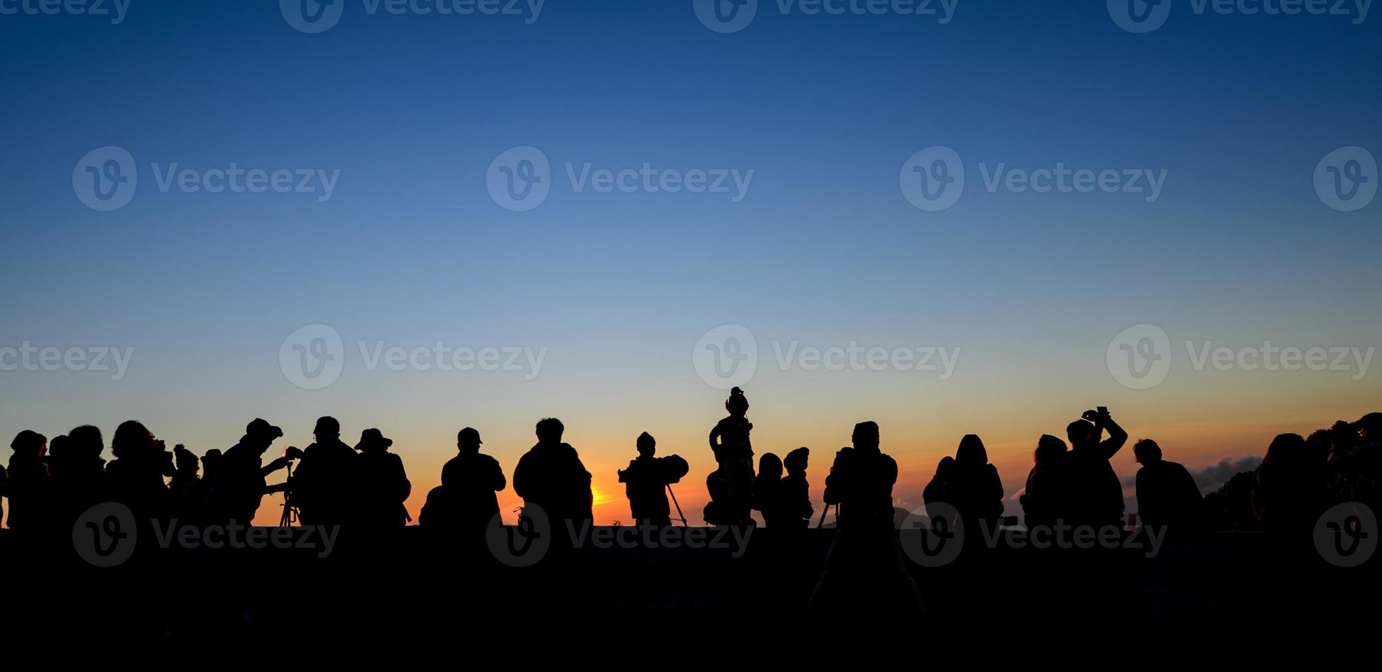 silhouet toeristen en fotografen met mooi zonsopkomst foto