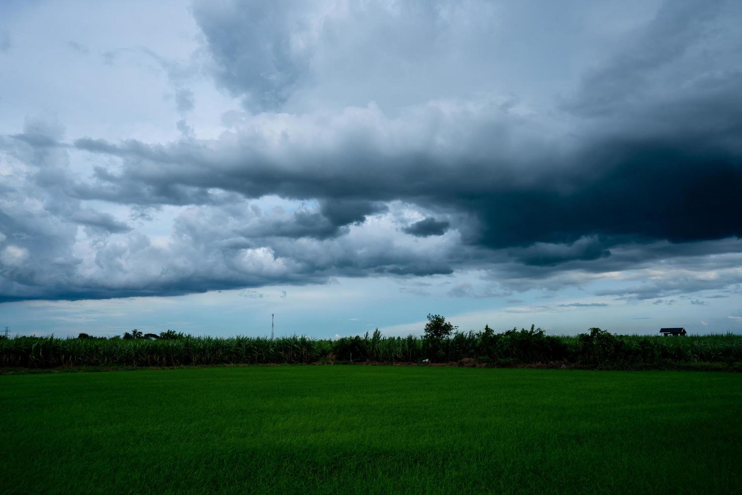 zwart wolken voordat de storm en de regen foto