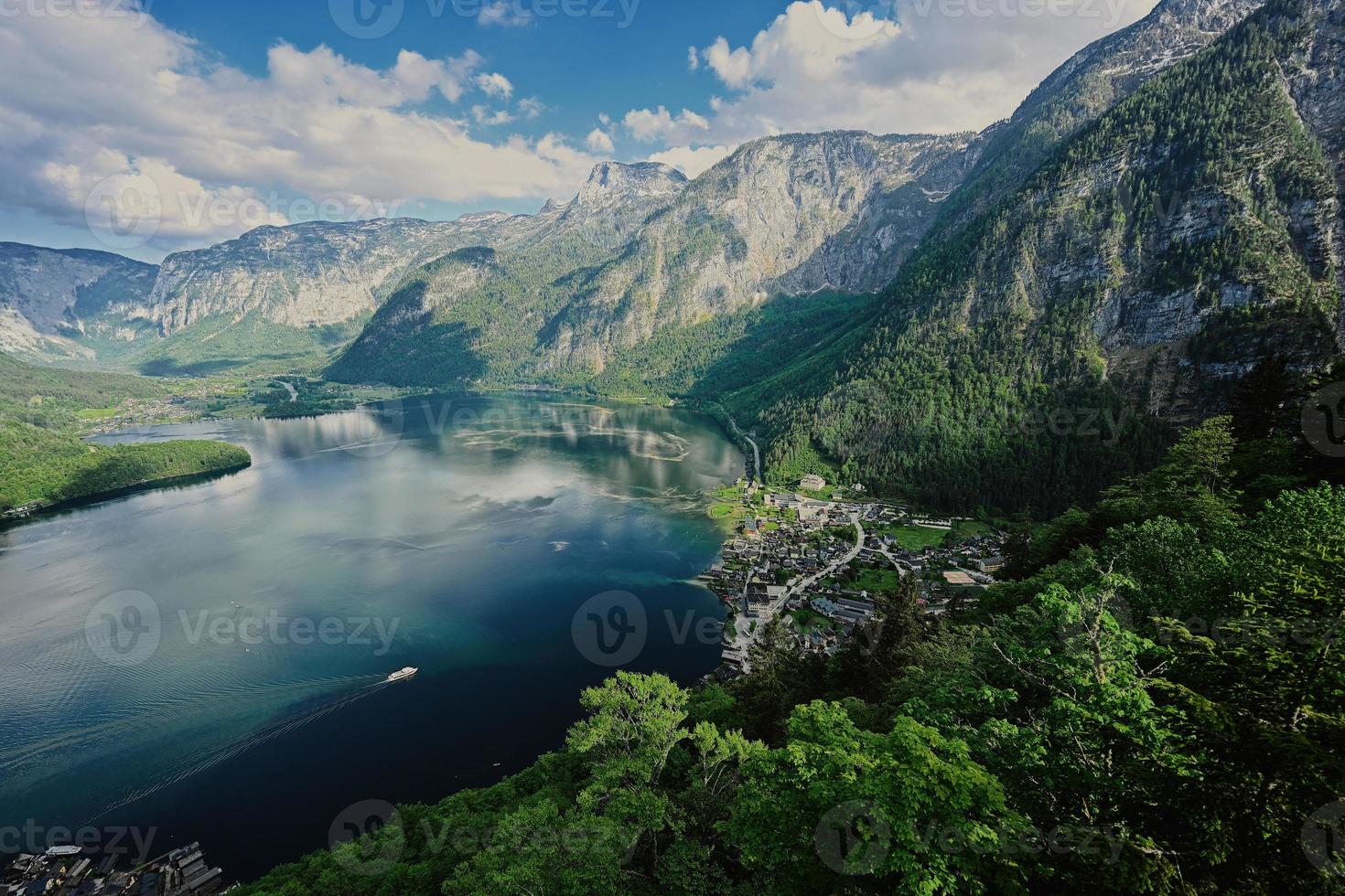 panoramisch visie van bovenstaand van toneel- landschap over- oostenrijks Alpen meer in hallstatt, Oostenrijk. foto