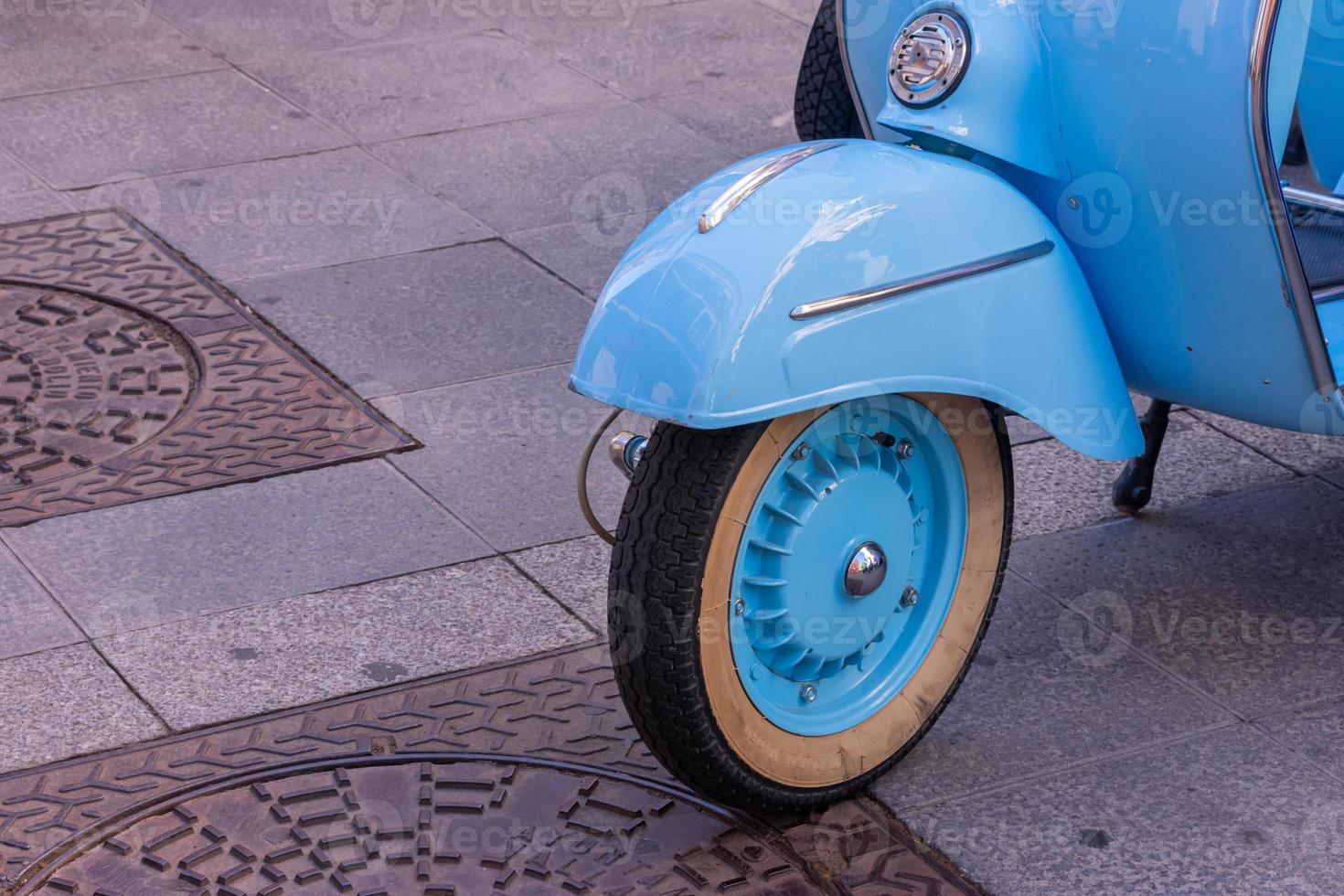 blauw wijnoogst motorfiets voorkant wiel foto