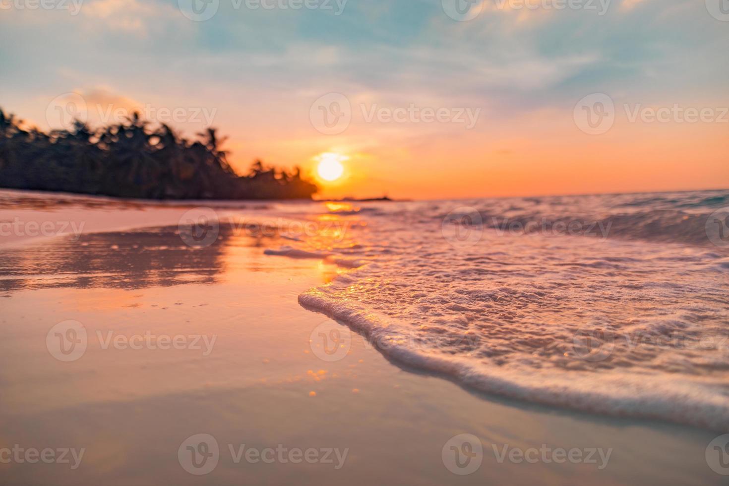 detailopname eiland kust palm bomen zee zand strand. wazig mooi tropisch strand landschap. inspireren zeegezicht horizon golven spatten. kleurrijk zonsondergang lucht rustig kom tot rust zomer kust, droom natuur foto