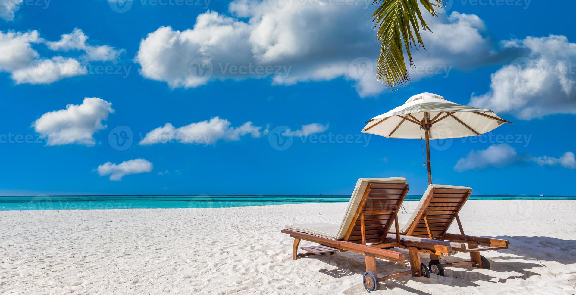 mooi tropisch strand spandoek. wit zand kokosnoot palm bomen, paar stoelen reizen toerisme breed panorama concept. verbazingwekkend strand landschap. luxe eiland toevlucht vakantie vakantie. zonnig paradijs kust foto