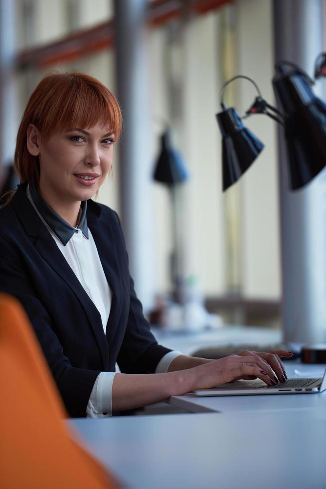 bedrijf vrouw werken Aan computer Bij kantoor foto