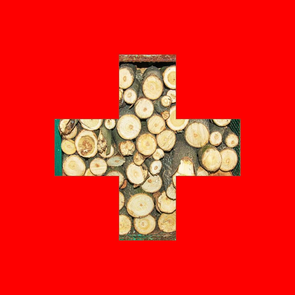 schets kaart van Zwitserland vlag met de beeld van de nationaal vlag. brandhout binnen de kaart. collage illustratie. energie crisis. foto