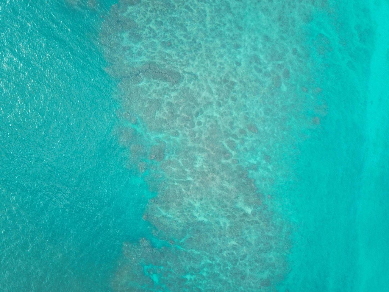 bovenaanzicht van waterlichaam foto