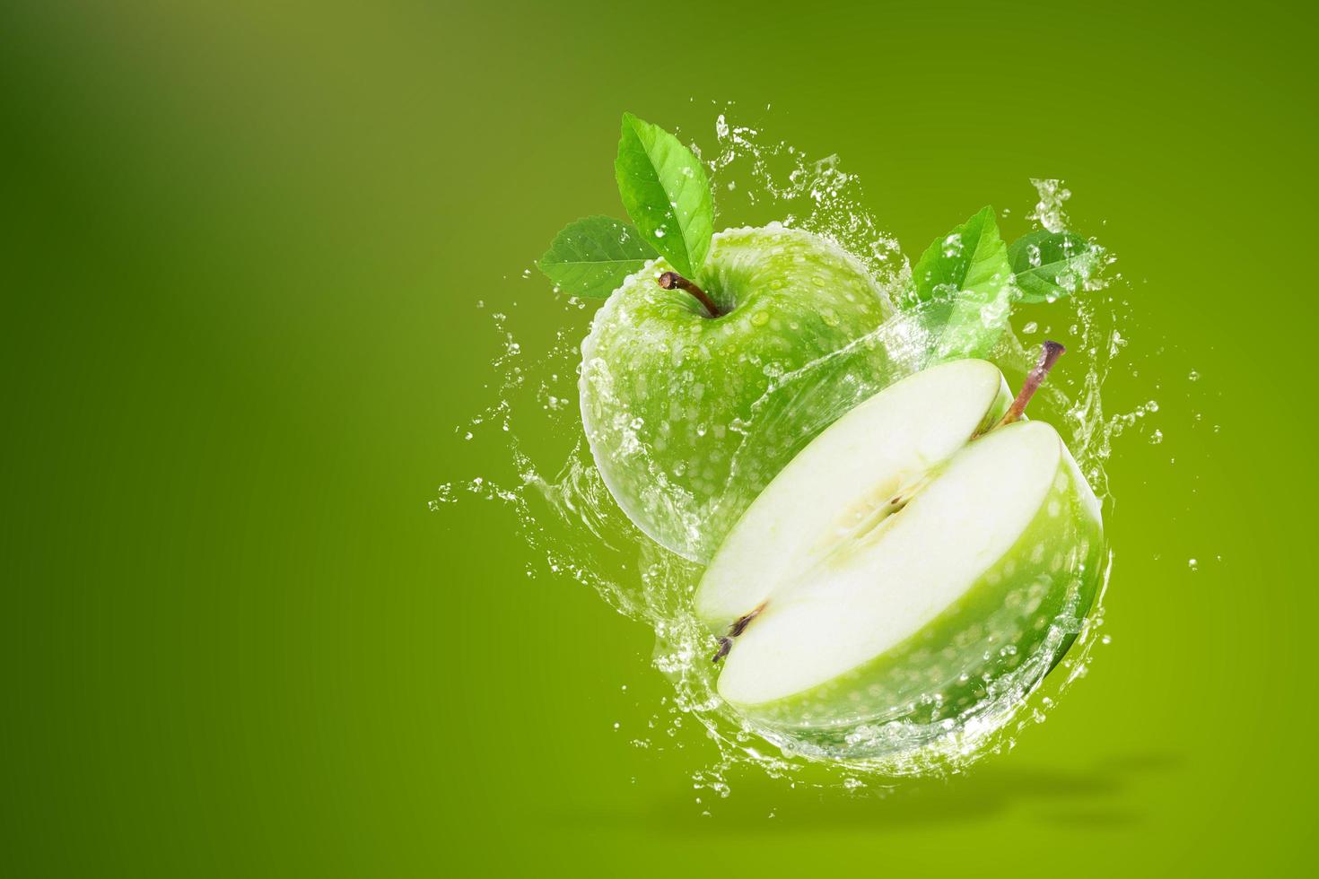 water spatten op verse groene appel foto