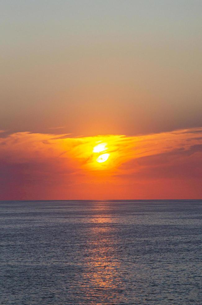 zonsondergang aan de kust van de Zwarte Zee foto