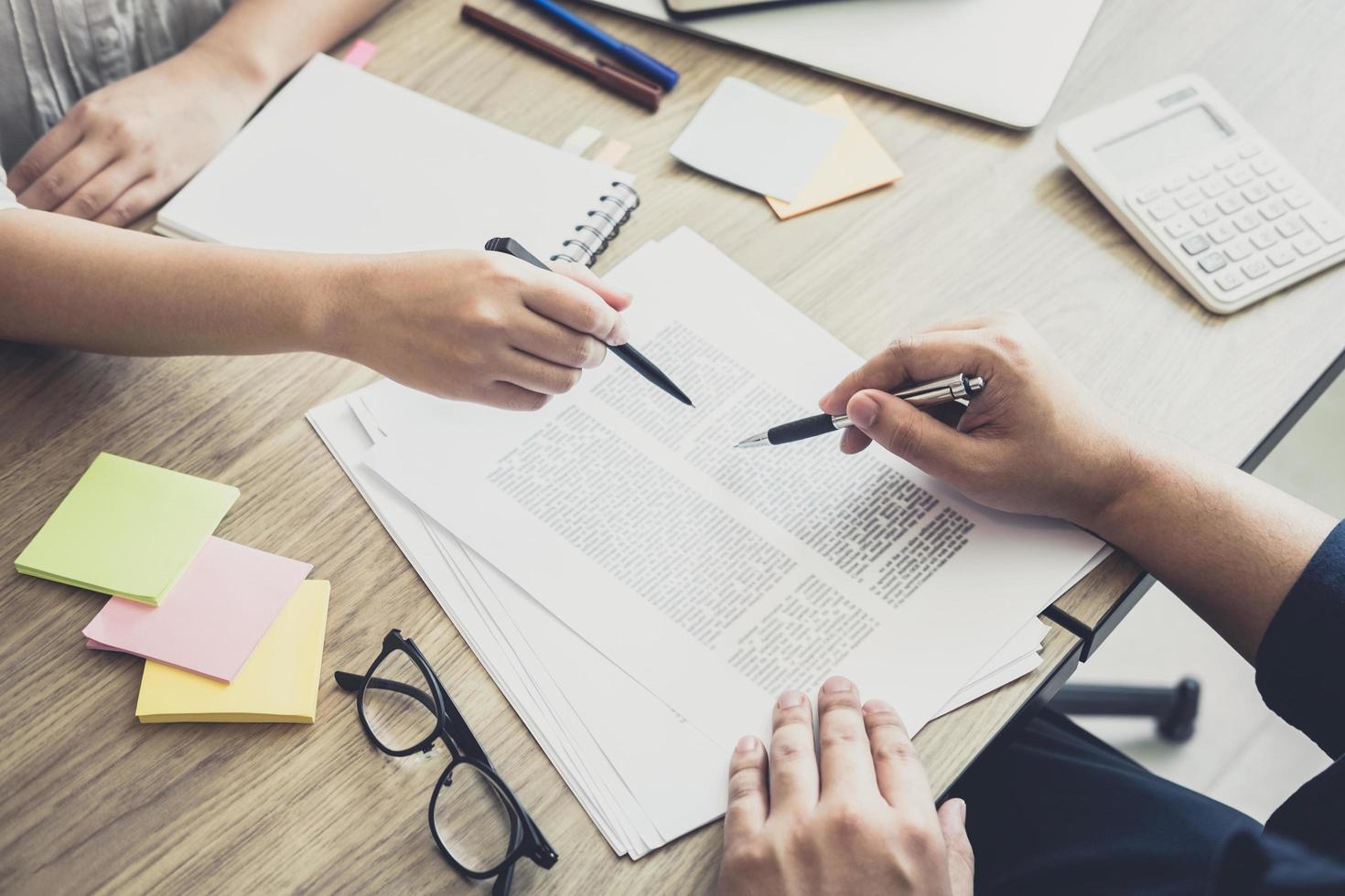 jonge studenten helpen vriend studeren voor een test foto