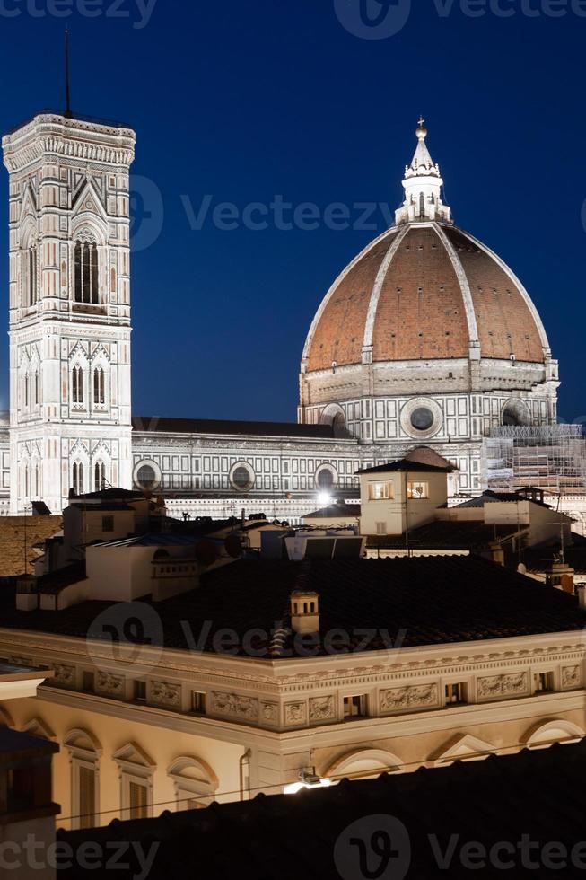 florence duomo en campanile - klokkentoren - architectuur 's nachts verlicht, italië. stedelijke scène in exterieur - niemand. foto