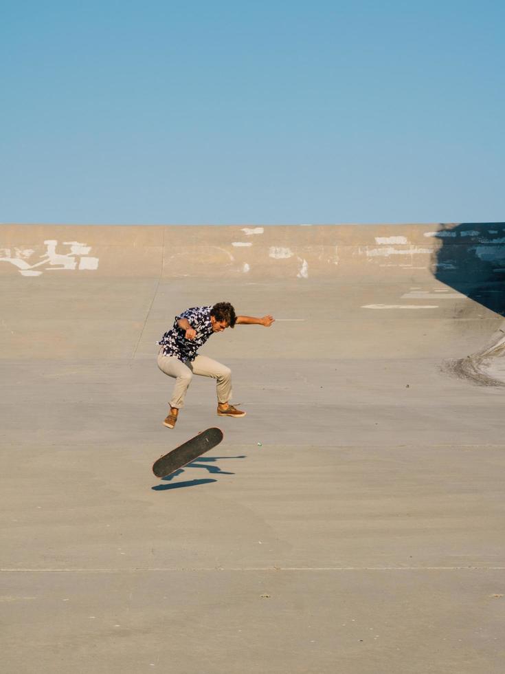 man skateboarden buiten foto