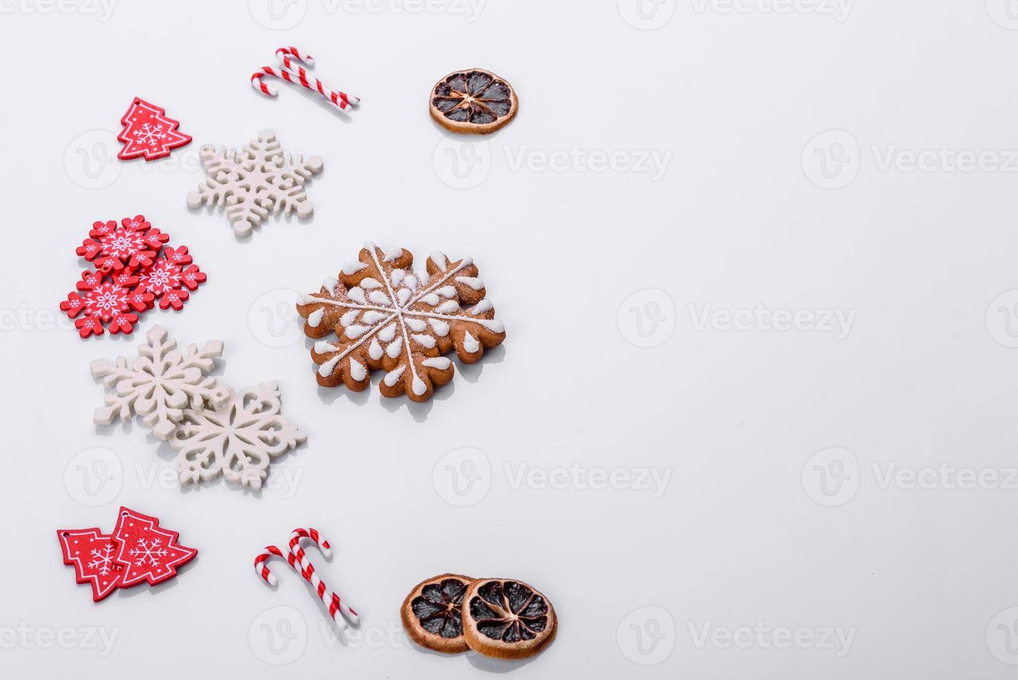 elementen van Kerstmis landschap, speelgoed, peperkoek en andere Kerstmis boom decoraties foto